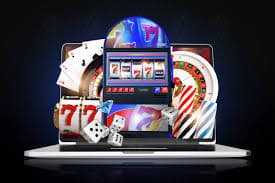 Pengguna mengakses platform hiburan melalui ponsel dengan fitur keamanan dan kenyamanan